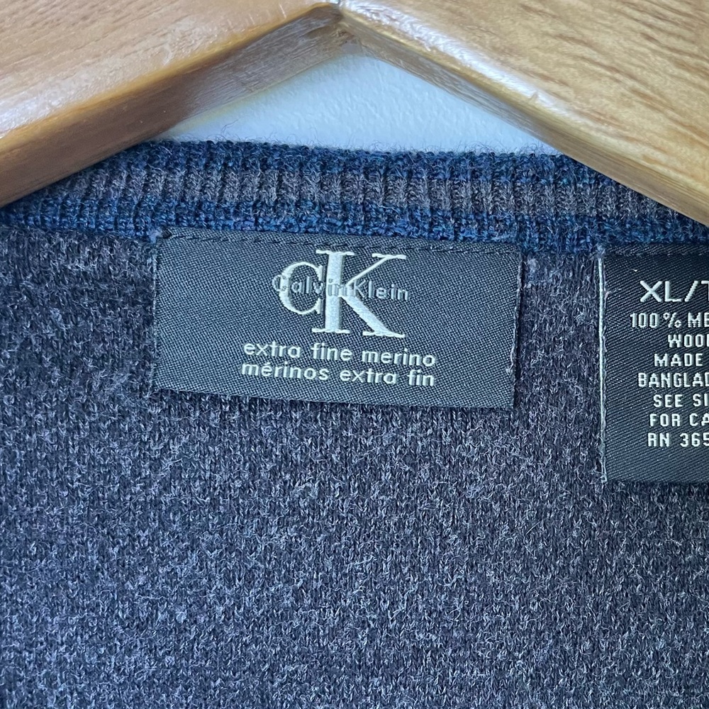 Calvin Klein Men's Deep Blue V-Neck 100% Merino Wool Sweater Size XL - Picture 3 of 10